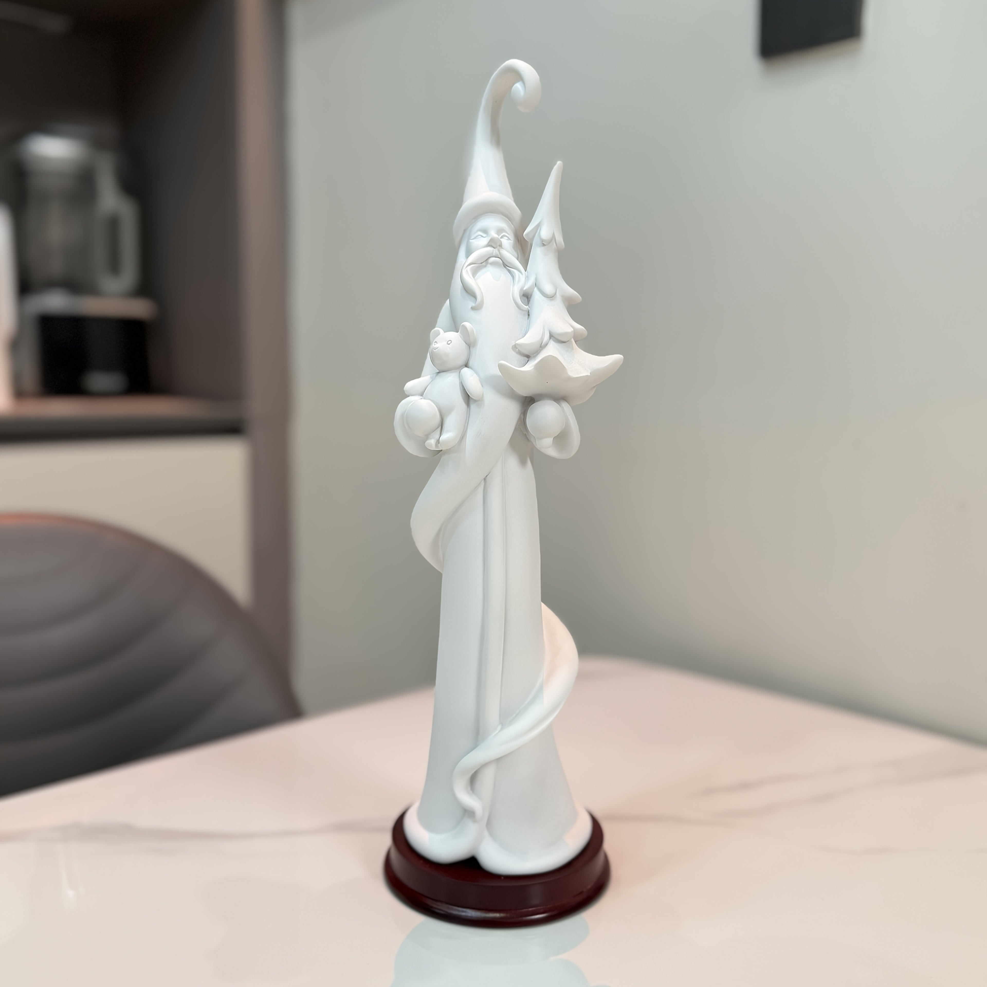 Elegant White Resin Santa Claus Statue with Red Base – Festive Holiday Decor for Indoor or Outdoor Use, Perfect Christmas Gift Idea, Rustic Christmas Decorations, Garden Decoration, Seasonal Decor, Resin Construction