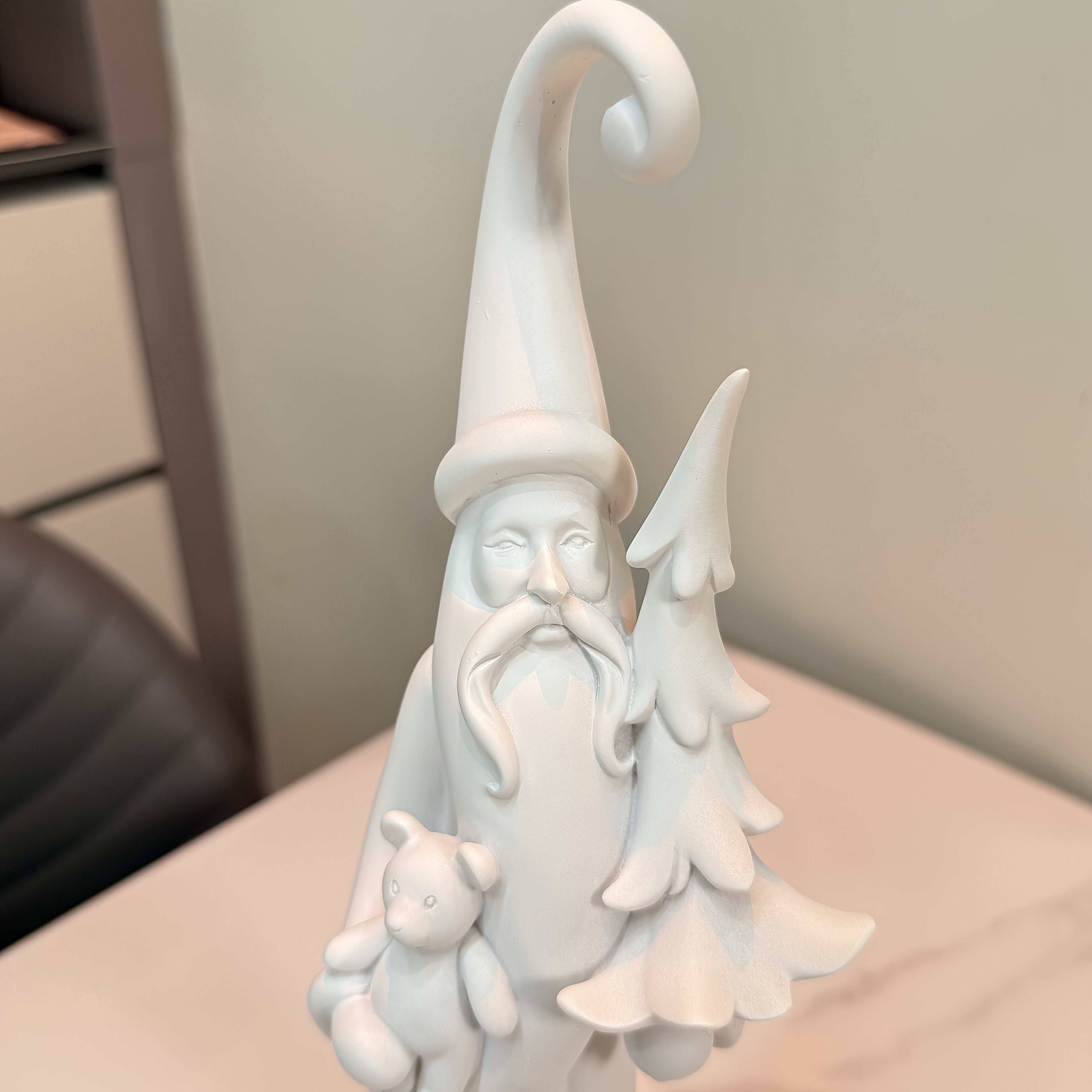 Elegant White Resin Santa Claus Statue with Red Base – Festive Holiday Decor for Indoor or Outdoor Use, Perfect Christmas Gift Idea, Rustic Christmas Decorations, Garden Decoration, Seasonal Decor, Resin Construction